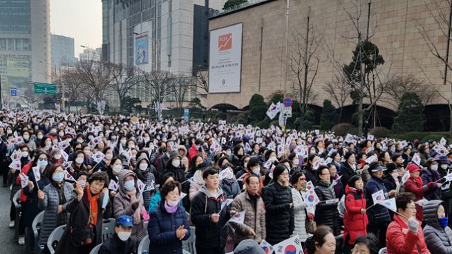 3.1운동 100주년 한국교회 기념 대회에 모인 성도들이 태극기를 흔들고 있다.