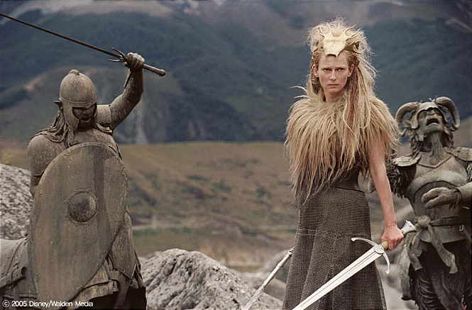 ▲백인 여성 틸다 스윈튼은 영화 &lt;나니아 연대기&gt; 시리즈에서 &lsquo;마녀 여왕&rsquo;을 맡았다.