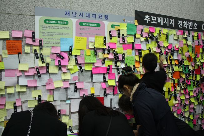 한국기독교총연합회 대표회장 홍재철 목사와 임원들도 23일 오후 8시 30분경 분향소를 찾아 다시 한 번 애도의 뜻을 표하고 기도했다. 한기총은 세월호 사고 발생 후 지난 17일 진