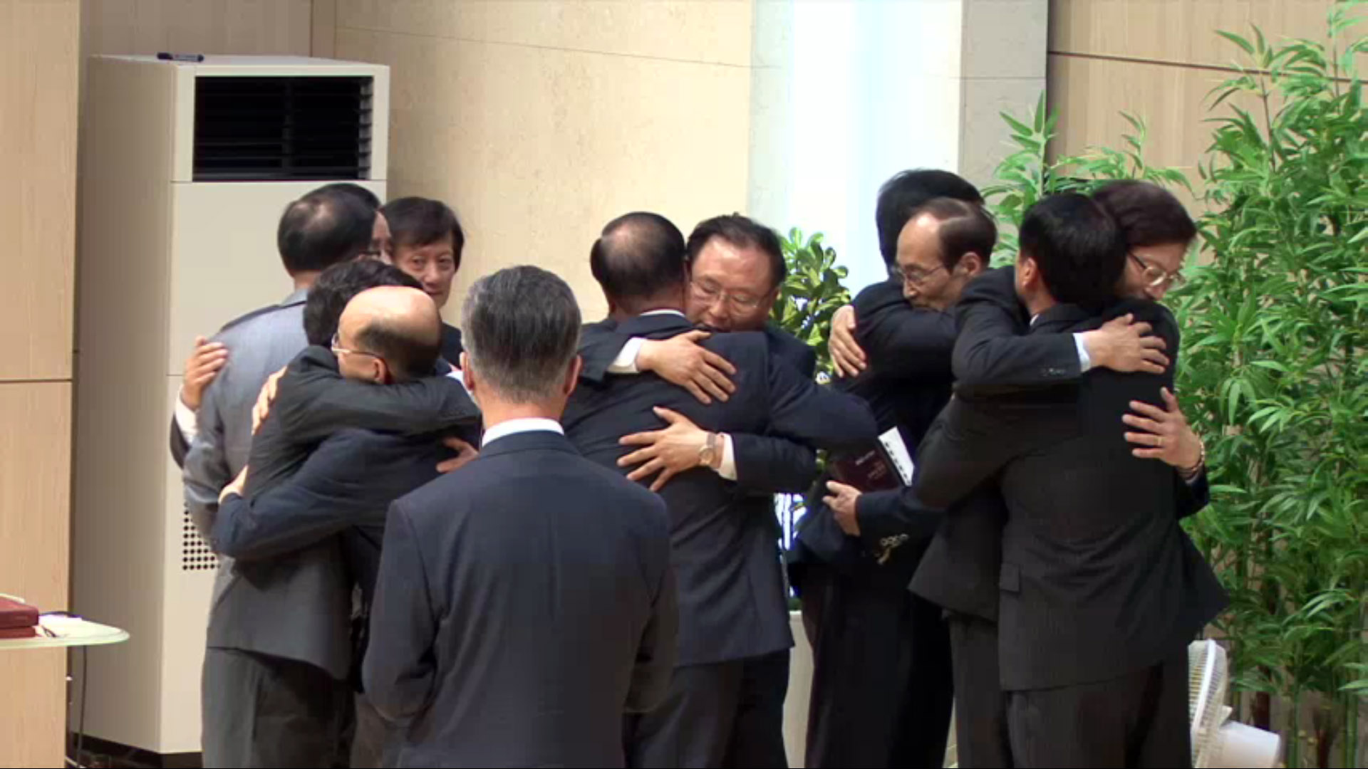 ▲과거 한 교회에서 서로 끌어안고 화해하는 모습(위 사진은 본 칼럼 내용과 직접적 관련이 없음). ⓒ크투 DB