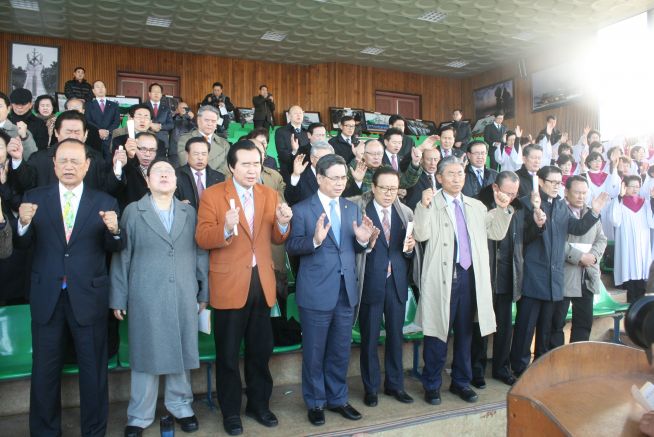 한국기독교총연합회(대표회장 이영훈 목사, 이하 한기총)가 14일 오후 김포 애기봉 전망대를 방문, ‘국가와 민족을 위한 기도회’를 개최하고 등탑 재건을 위해 뜻을 모았다. 