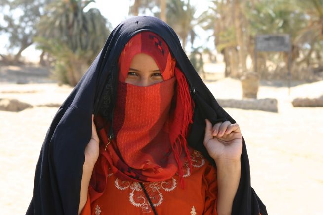 중동사막에 살고 있는 유목민 여성, 무슬림 여성, 