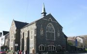 남부 웨일즈 스완지의 감리교회가 팔려서 이슬람 식당으로 변했다. 종탑위에 십자가 있던 자리가 선명하다.