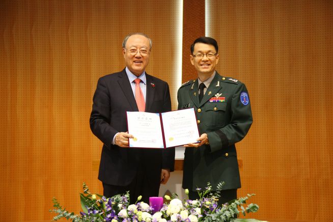 김형태 총장(왼쪽)이 김종천 육군훈련소 연무대군인교회 목사에게 한남인돈문화상을 수여하고 있다. ⓒ한남대 제공