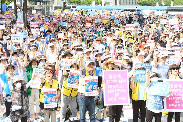 올해 6월 퀴어문화축제에 반대하기 위해 서울광장에 운집했던 교인들.