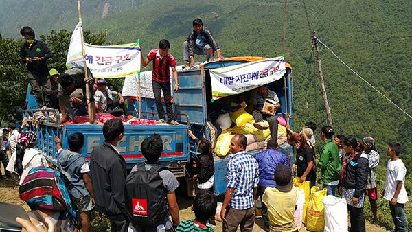 한국 기독교계 구호팀이 산악 지역에서 활동하던 모습
