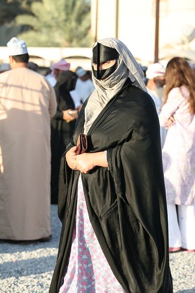 아라비아 반도의 오만 내륙에 살고 있는 무슬림 여성.