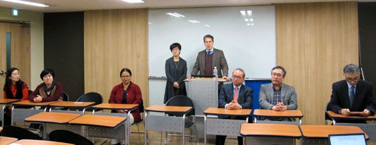 앞줄 왼쪽부터 순서대로 한국준비위원회 회계 정미경 박사, 한국준비위원회 부실행위원장 박보경 박사, IAMS 아시아 대표 아톨라 롱쿠머 박사, 한국준비위원회 공동회장 노윤식 박사, 한국준비위원회 공동회장 최형근 박사, 한국준비위원회 실행위원장 문상철 박사. 그 뒤는 IAMS 회장 미카 베헤캉가스 박사(우측)와 통역을 맡은 한국준비위원회 총무 조은아 박사. ⓒ선교신문