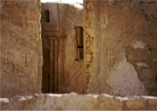 사우디아라비아 동쪽에서 발견된 고대 수도원. 입구 양쪽에 선명한 네스토리안(경교) 십자가가 보인다. 