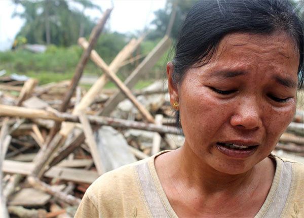 인도네시아에서 파괴된 아홉 교회 중 한 교회의 성도가 울먹이고 있다. ⓒ오픈도어선교회