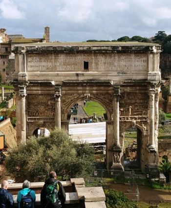 로마의 포로 로마노(Foro Romano: 공회장)에 위치한, 세베루스 황제의 개선문.