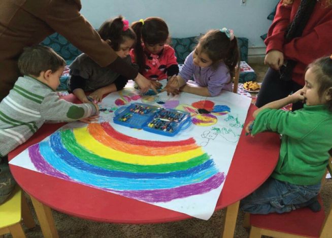 시리아 난민촌 어린이들과 함께하는 미술 교육.