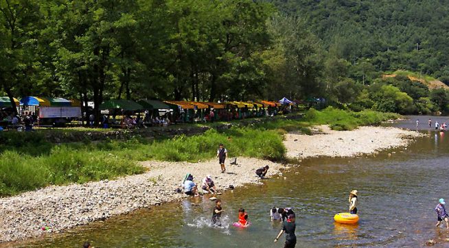 산골에서 흘러내리는 지암계곡 청정수가 찾는이들의 마음을 시원하게 씻어주고 있다