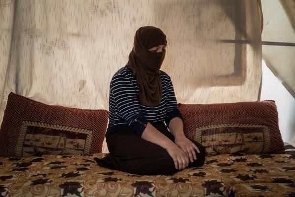 IS대원들에게 성노예로 붙잡혀 있는 여성. 무슬림, 이슬람, ISIS, 