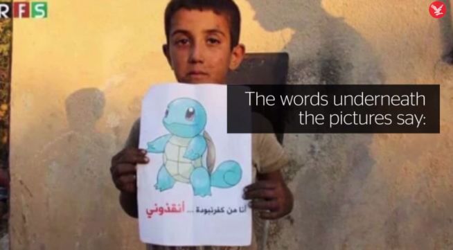 포켓몬GO 그림을 들고 있는 시리아 어린이의 모습.