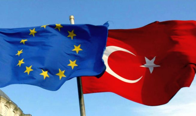유럽 연합과 터키의 국기(왼쪽부터)