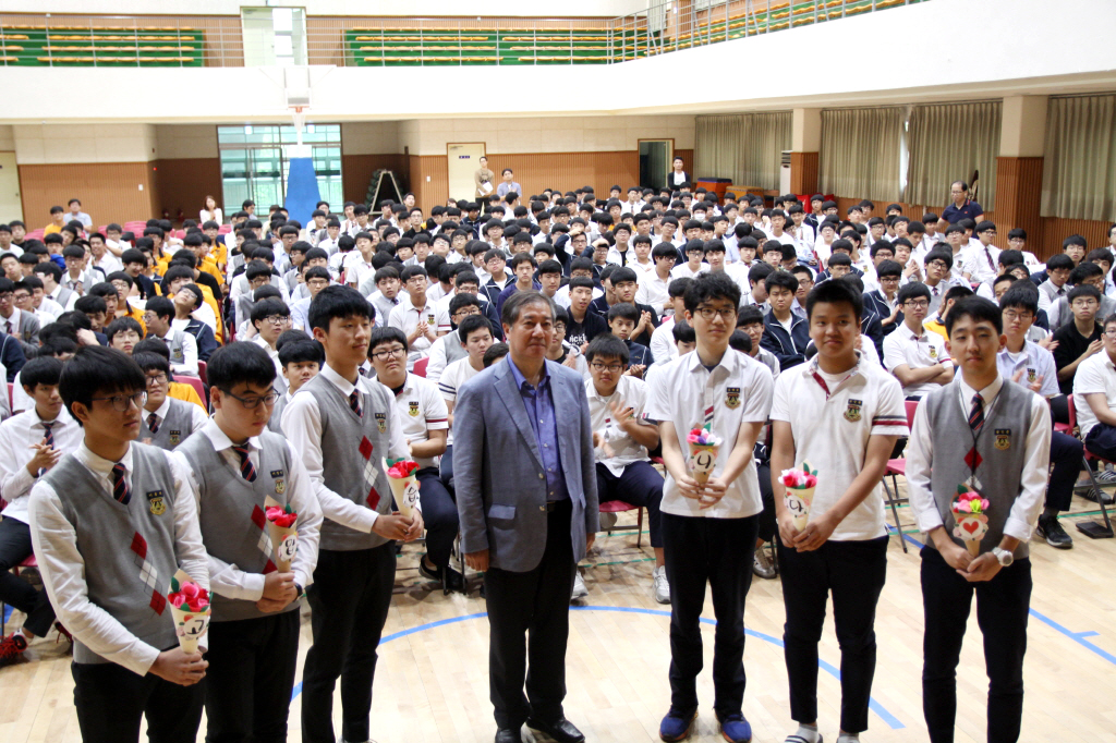 ▲강연 후 재현고 학생들이 기석군이 전해 준 6개 장기를 상징하는 6다발의 카네이션을 김 씨에게 전달했다. ⓒ(재)사랑의장기기증운동본부 제공