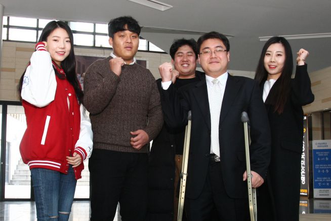 학생들과 함께한 박경순 교수(오른쪽에서 두 번째). ⓒ한남대 제공