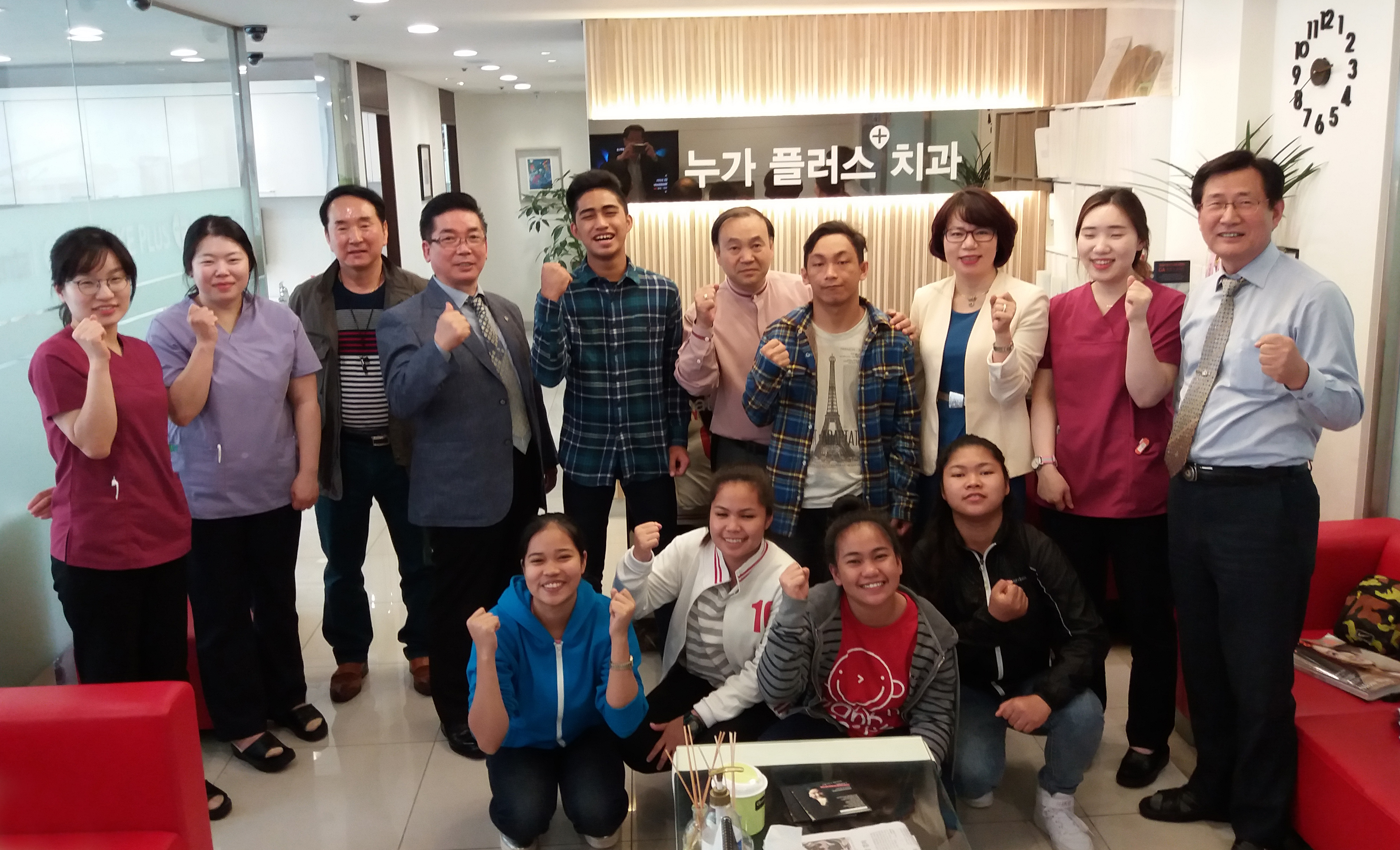 ▲지난 5월 서울 당산 누가플러스치과를 방문한 서샬롬 선교사와 제리를 비롯한 코리아드림팀 2기 청년들. ⓒ이지희 기자