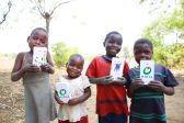 태양광랜턴 전달받은 말라위 은코마 마을 어린이들