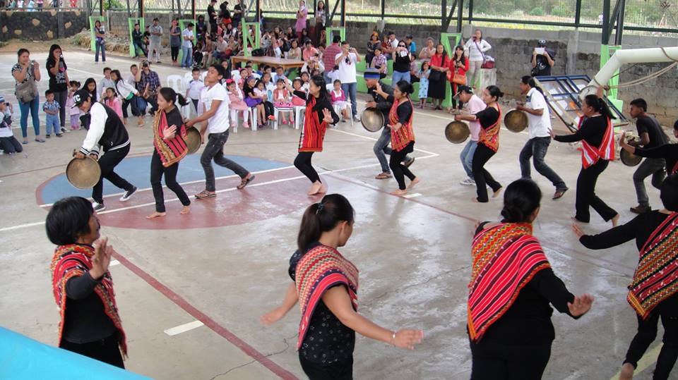 ▲어린아이들의 졸업식에서 필리핀 전통춤을 추는 학부모들. ⓒ북뉴스 제공