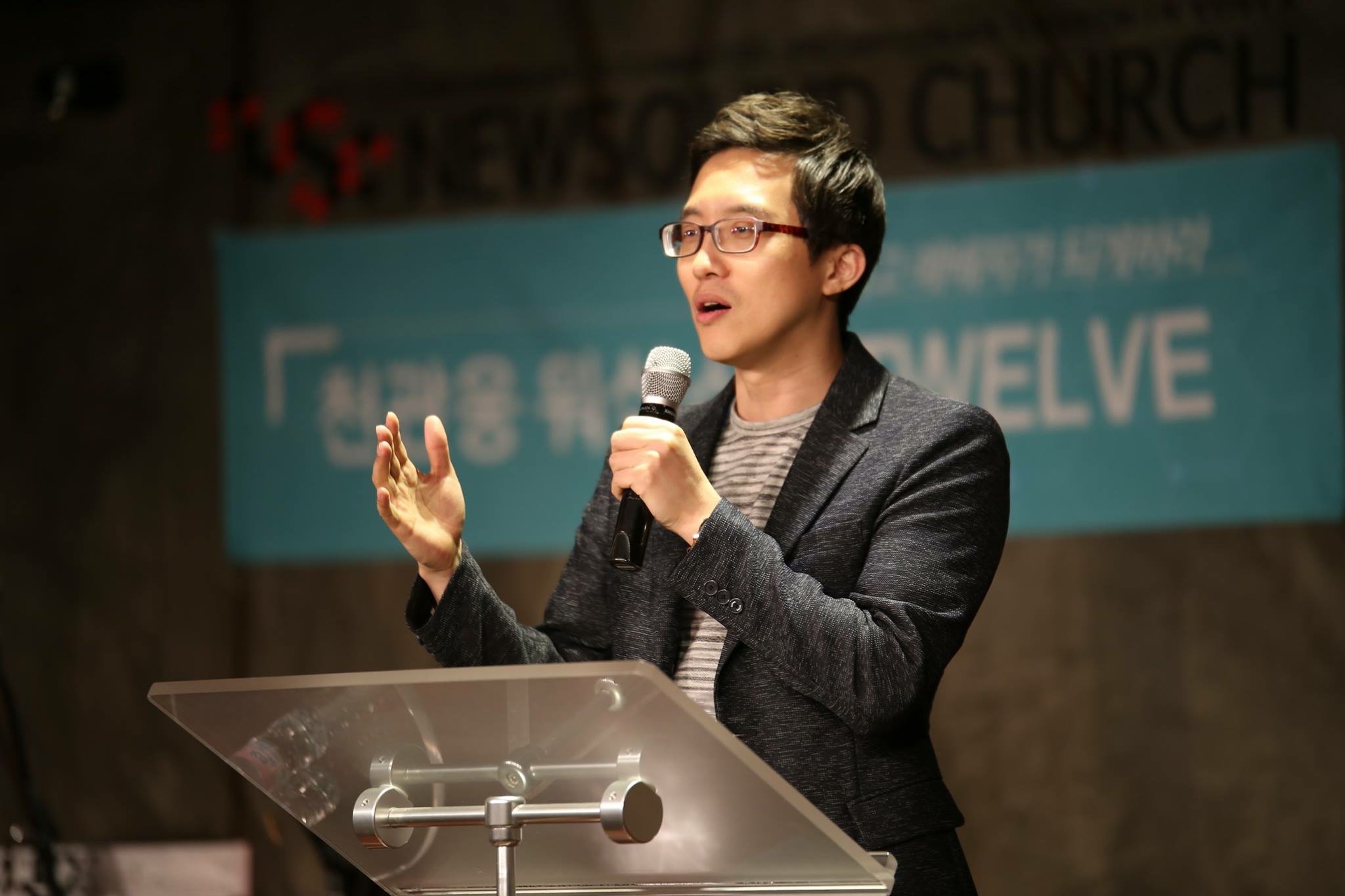 ▲백성훈 목사는 책에서 &ldquo;시편 기자들의 &lsquo;찬양할지로다&rsquo;도 명령어로, &lsquo;찬양하라&rsquo;는 하나님의 명령&rdquo;이라며 &ldquo;우리가 찬양하는 것은 우리의 선택이 아니다. 해도 되고 안 해도 되어서 선택할 수 있는 것이 아니라, 하나님께서 그분의 백성들에게 명령하신 것임을 기억해야 한다&rdquo;고 말했다. ⓒEOM 제공