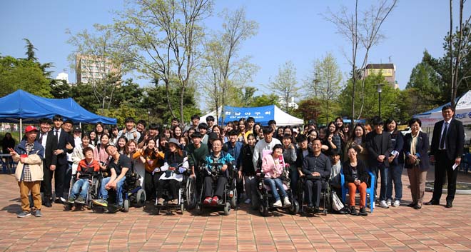 ▲한남대 린튼공원에서 열린 &lsquo;장애인식개선 캠페인&rsquo;에서 참석자들이 기념 단체사진을 찍고 있다.ⓒ한남대학교