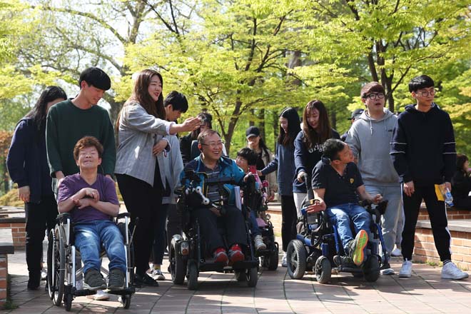 ▲한남대 린튼공원에서 열린 &lsquo;장애인식개선 캠페인&rsquo;에서 학생들이 장애인들과 함께 '1대2 미션수행'을 하고 있다.ⓒ한남대학교