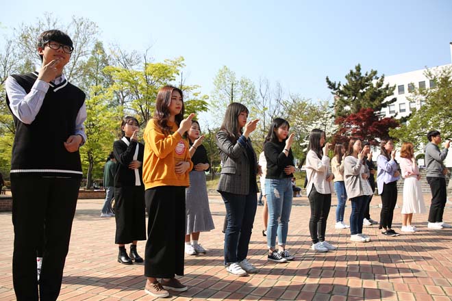 ▲한남대 린튼공원에서 열린 &lsquo;장애인식개선 캠페인&rsquo;에서 사회복지학과 학생들이 수화공연을 하고 있다. ⓒ한남대학교