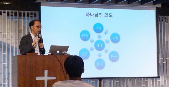 ▲&lt;깊이 있는 예배(Deep Worship)&gt;와 &lt;성경적 예배의 기초(The Foundation of Biblical Worship)&gt;라는 주제로 강의하고 있는 이유정 목사. ⓒ김신의 기자