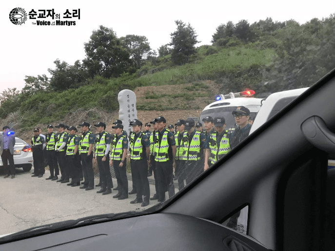 ▲경찰들이 풍선을 띄우려는 사역자들을 막아서고 있다.  ⓒ한국 순교자의 소리 제공