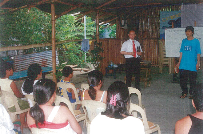 ▲2010년 필리핀 산페르난도 사역 현장을 방문해 메시지를 전하고 있는 박병모 목사. ⓒ박병모 목사 제공