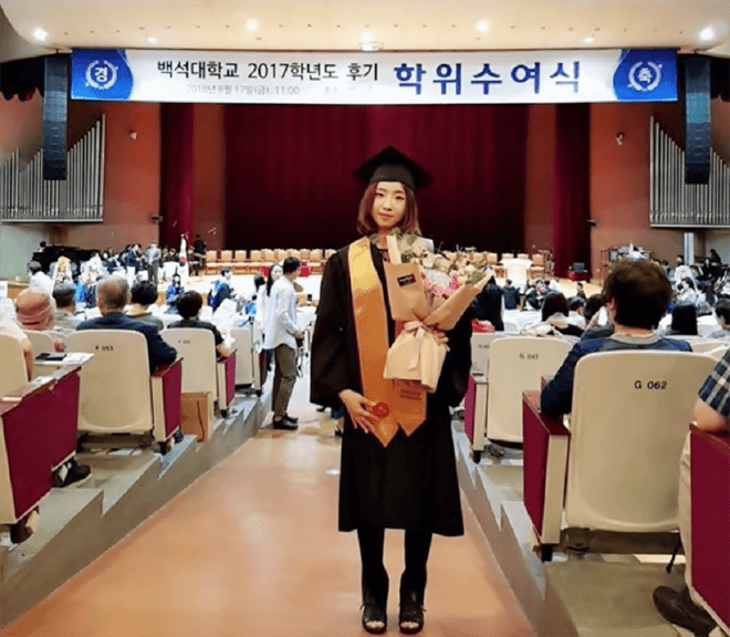 ▲공민지가 백석대학교 2017학년도 후기 학위수여식에서 졸업생 대표로 학위 증서를 수여 받았다. ⓒ공민지 SNS
