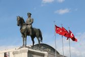 터키 울루스 광장의 영웅 아타튀르크 동상