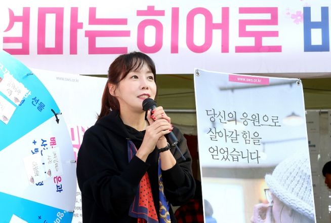 배우 김정은이 대한사회복지회 ‘엄마는히어로 캠페인’ 현장에서 시민들을 직접 만나 미혼모가정의 어려움을 전달하고 시민들의 응원을 호소했다.