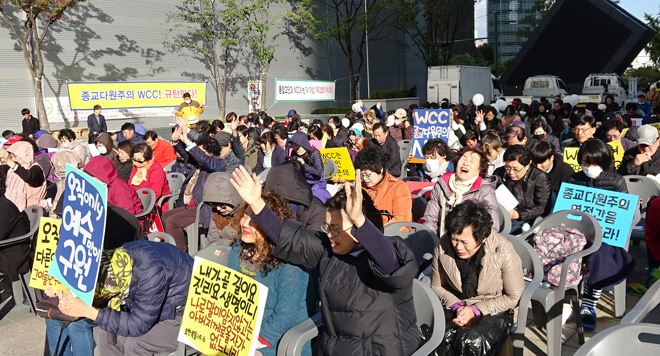 ▲종교개혁의 역사와 전통을 이어온 한국교회에 스며든 종교다원주의, 혼합주의, 회색주의 등을 놓고 성도들이 뜨겁게 회개기도를 드렸다. ⓒWCC반대운동연대