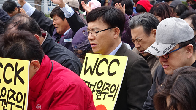▲한국교회를 위해 간절히 회개기도를 하는 성도들. ⓒWCC반대운동연대