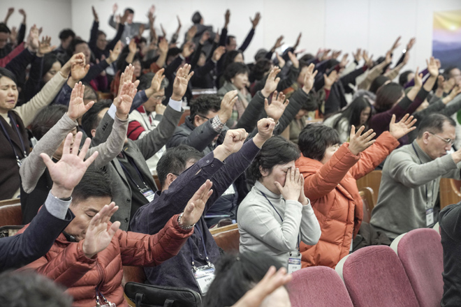 ▲국가를 위해 뜨겁게 기도하는 기도회 참석자들. ⓒ한국기독실업인회