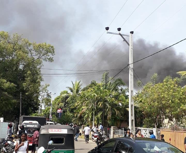 ▲스리랑카 연쇄 테러로 도심에서 연기가 발생하고 있는 모습. ⓒ한국오픈도어