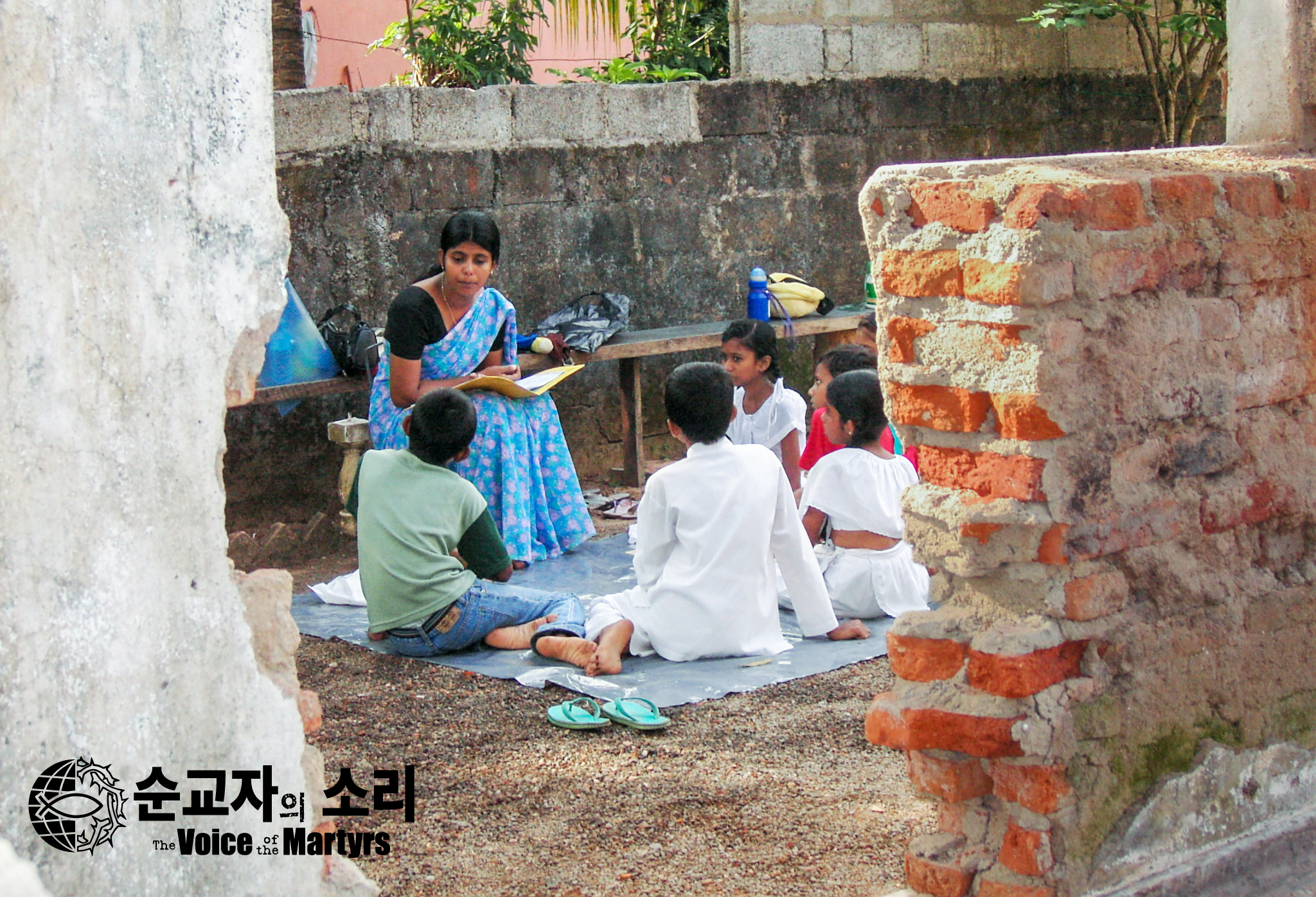 ▲2018년 한 여성이 파괴된 교회에서 주일학교를 진행하고 있는 모습. ⓒ한국 순교자의 소리