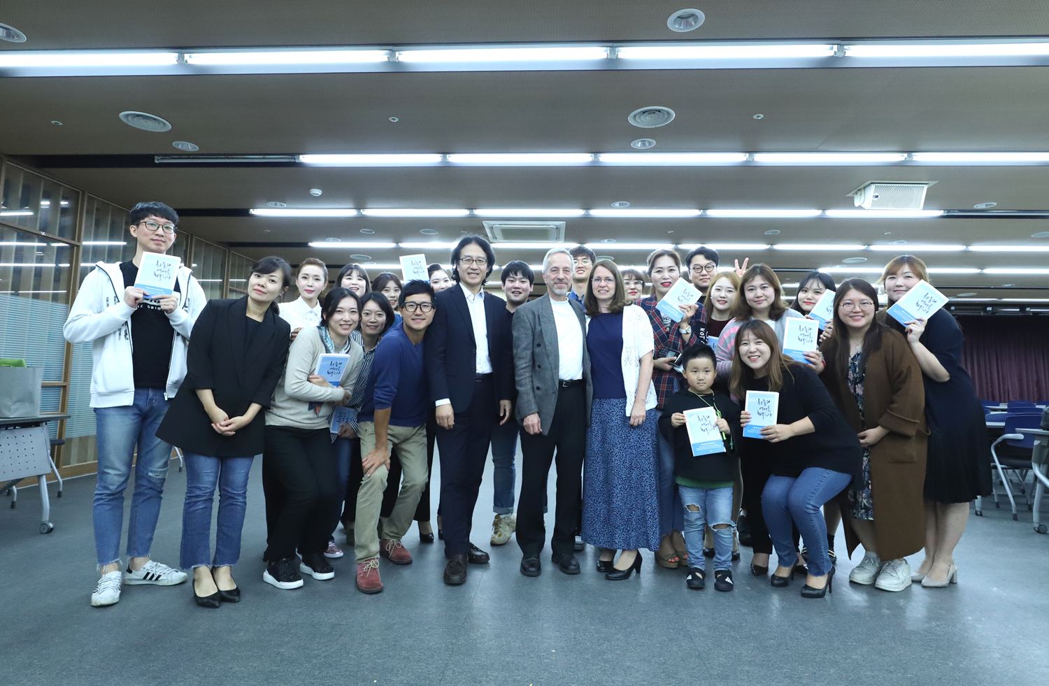 ▲탐 크라우터가 강사로 나선 '글로벌 예배 심포지엄' 기념사진. ⓒ글로벌워십미니스트리 워십리더 제공