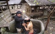 세례받고 있는 베트남 여성.