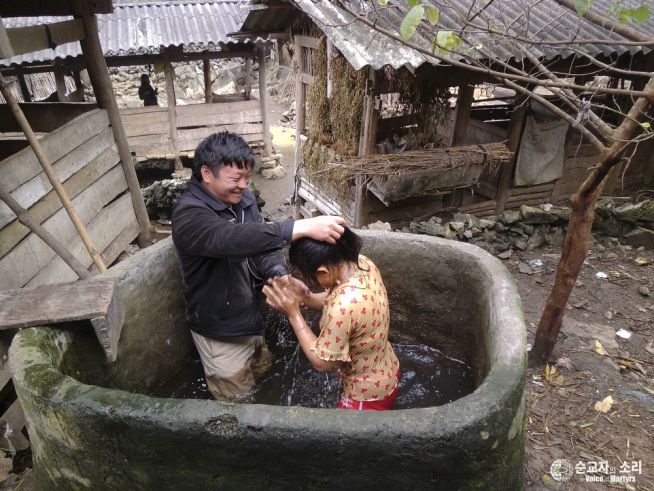 세례받고 있는 베트남 여성.