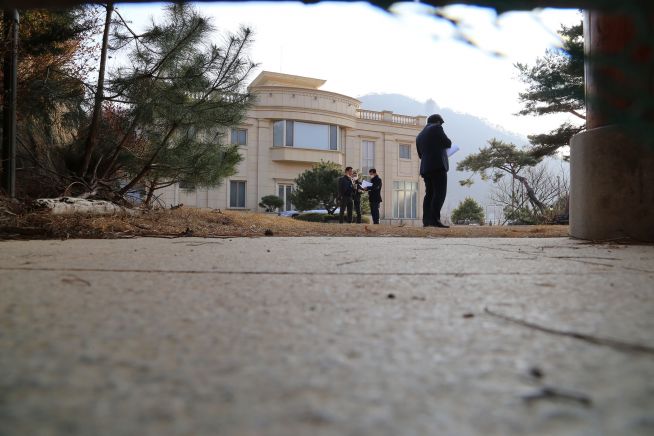 신천지 연수원 '평화의 궁전' 이만희 기자회견 직후 관계자들 