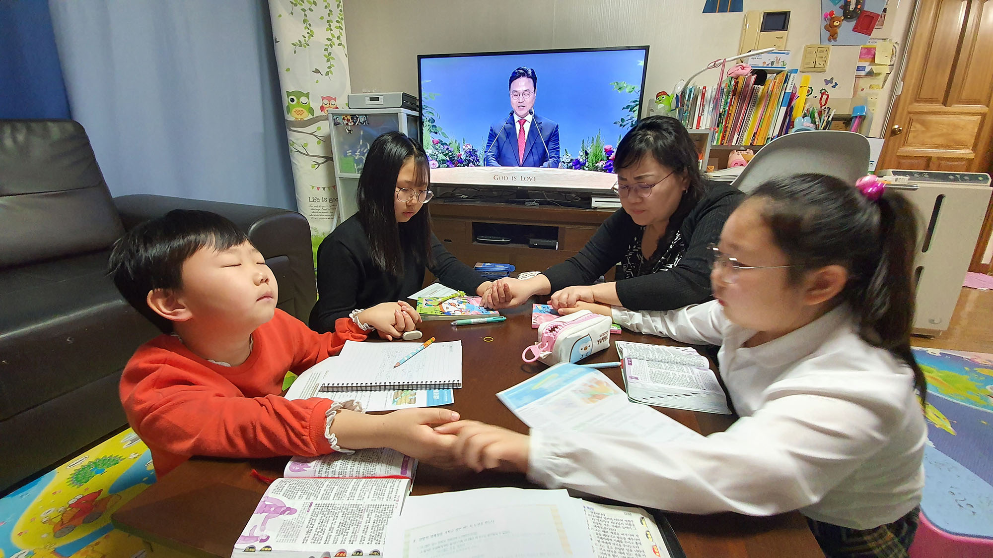 ▲사랑의교회가 지난 주에 이어 8일도 주일예배를 온라인으로 드렸다. 가정에서 온 식구가 함께 예배드리고 있는 모습. ⓒ사랑의교회 제공