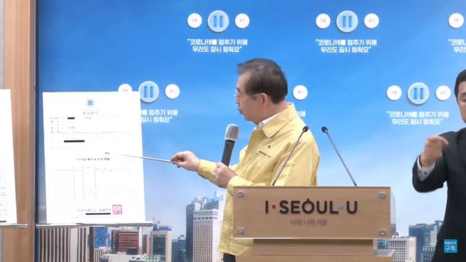 박원순 시장이 신천지 추수꾼의 활동을 입증하는 자료를 설명하고 있다. 