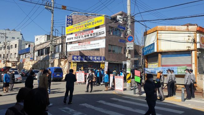 사랑제일교회 앞, 교인들과 경찰 병력들. ⓒ송경호 기자