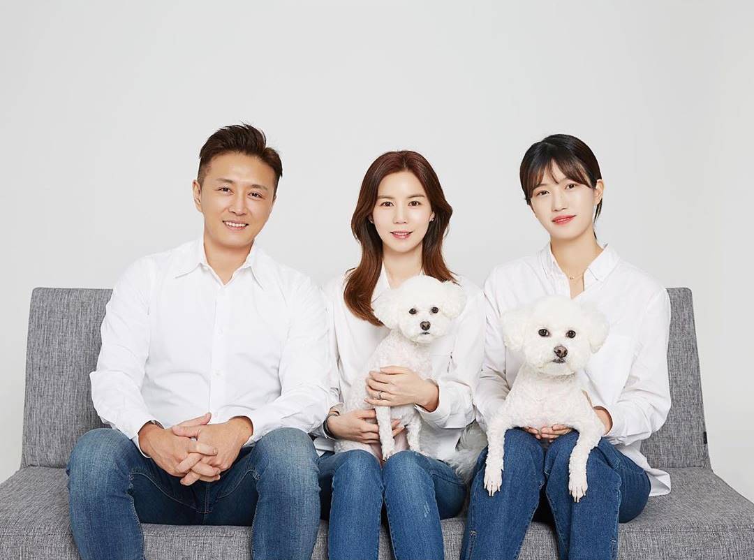 ▲배우 진태현·박시은 부부와 딸 박다비다, 강아지 토르와 미르. ⓒ진태현 공식 인스타그램