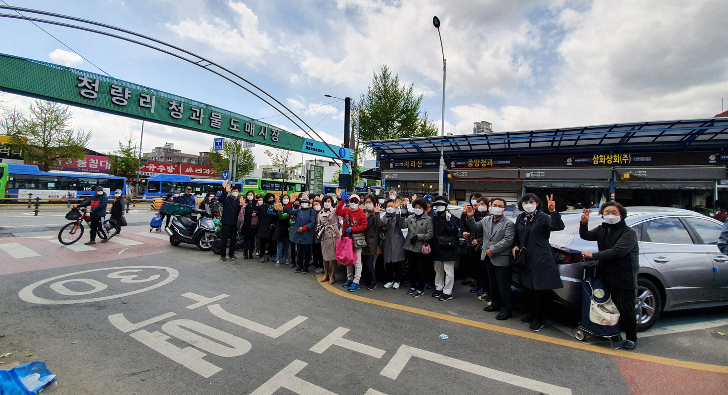 ▲경동시장을 찾은 성도들. ⓒ교회