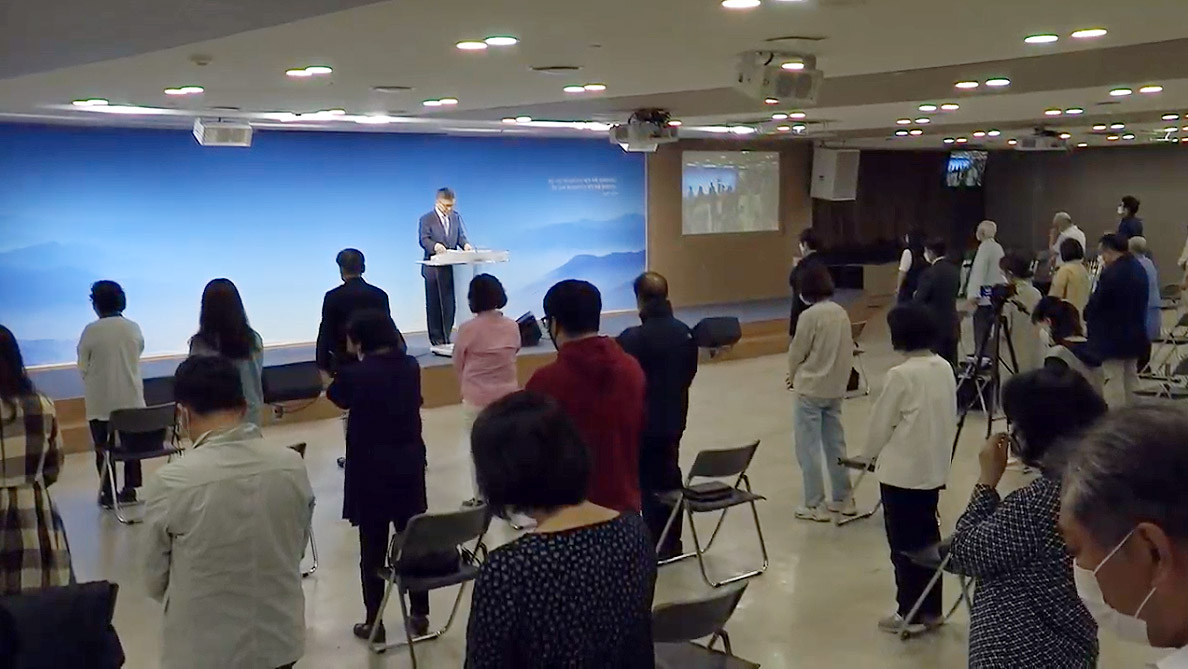 ▲성도들이 설교 후 찬양하고 있다. ⓒ유튜브